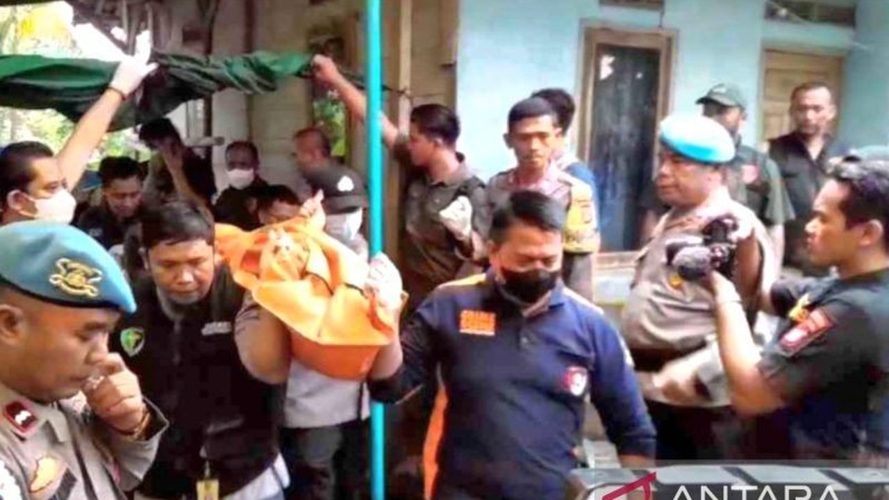 Polisi di Bekasi menemukan dua jenazah di rumah seorang pembunuh,  termasuk korban penagih hutang dan istri sah pelaku; motif pembunuhan masih diselidiki.