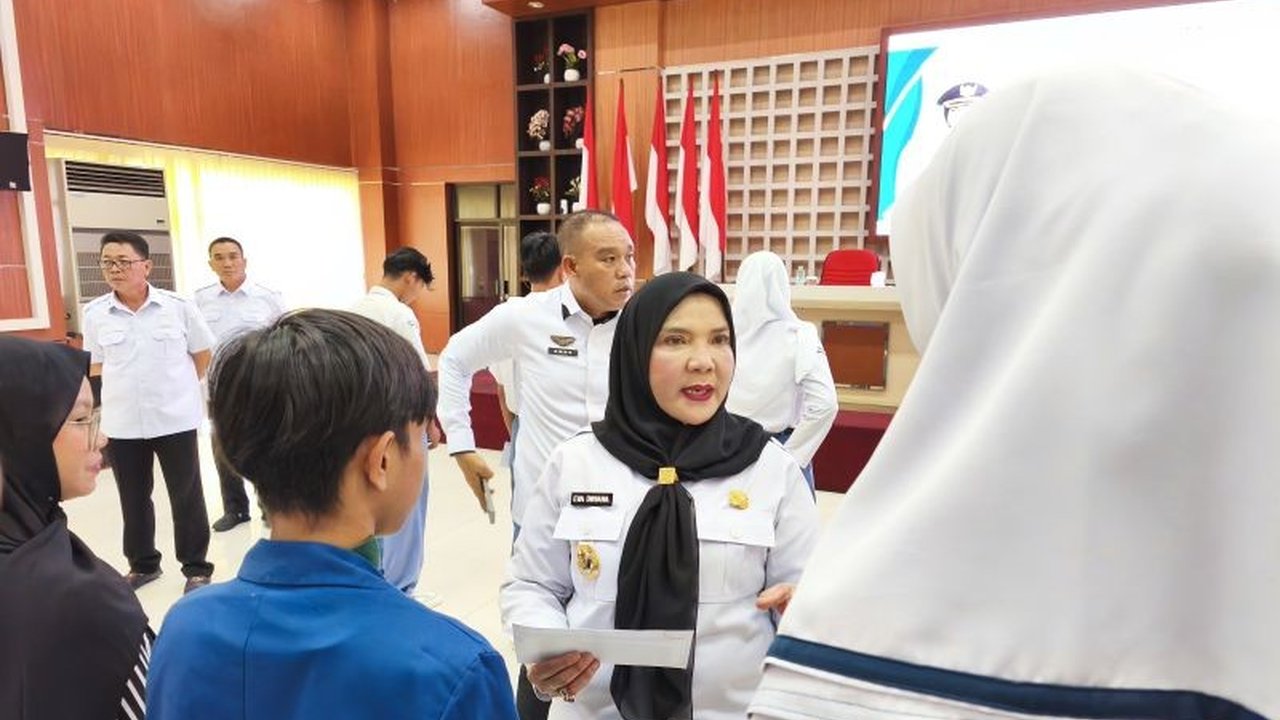 Pemerintah Kota Bandarlampung menyalurkan bantuan pendidikan kepada 2.500 siswa SMP, SMA, SMK, dan perguruan tinggi di tahun 2024, dengan target 5.000 penerima pada tahun 2025.