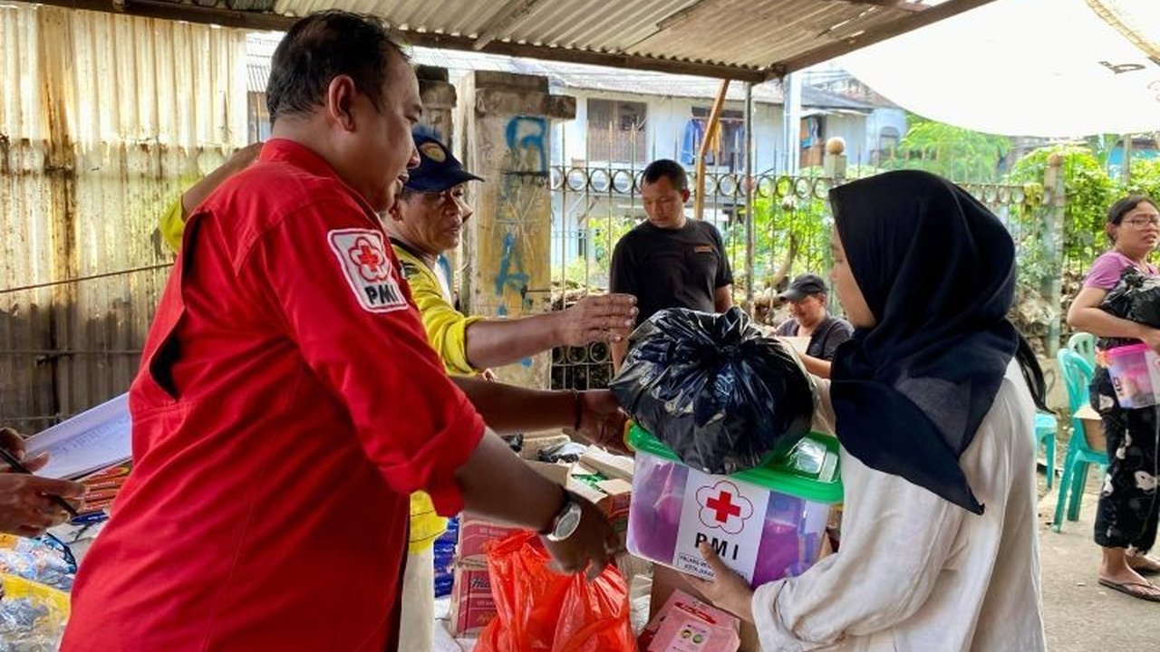 PMI Jakarta Barat menyalurkan bantuan logistik dan medis kepada 18 KK korban kebakaran di Kebon Jeruk, Jakarta Barat, yang terjadi Rabu dini hari, meliputi makanan, perlengkapan sekolah, hingga layanan medis.