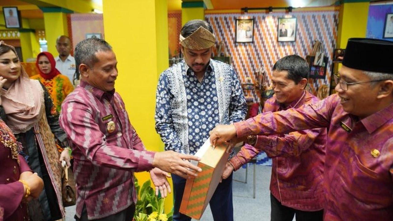 Pemerintah Kota Pontianak menampilkan beragam produk kerajinan lokal unggulan di INACRAFT 2025, bertujuan untuk meningkatkan pemasaran dan perekonomian daerah serta menarik perhatian pasar nasional dan internasional.
