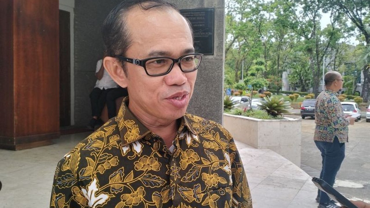 Rektor Unand mendorong mahasiswa KKN fokus pada program ketahanan pangan dan pengolahan sampah organik, seperti yang diterapkan di Nagari Lubuk Basung dan Kampung Pinang, Agam, dengan inovasi pembuatan biobriket dan bioetanol.