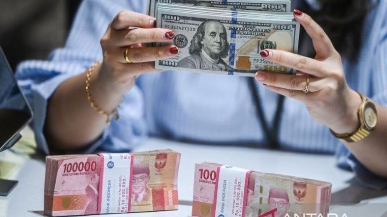 Revisi Peraturan Pemerintah Devisa Hasil Ekspor Sumber Daya Alam (DHE SDA) berpotensi menguatkan nilai tukar rupiah dan meningkatkan cadangan devisa Indonesia, meskipun pelemahan nilai tukar juga dipengaruhi oleh faktor global.