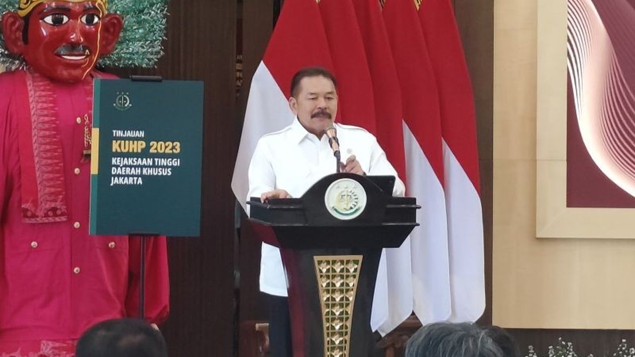 Jaksa Agung meminta jajarannya menyosialisasikan perbedaan peran jaksa dan hakim kepada masyarakat menyusul vonis ringan beberapa terdakwa korupsi, guna menghindari kesalahpahaman publik.