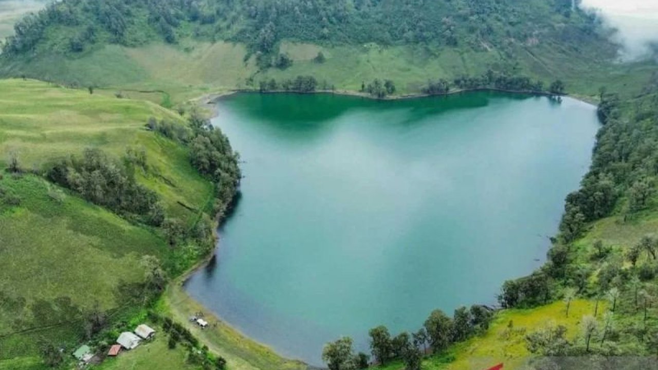 Jalur Pendakian Semeru Ditutup Tak Tentu, Cuaca Ekstrem Jadi Alasan