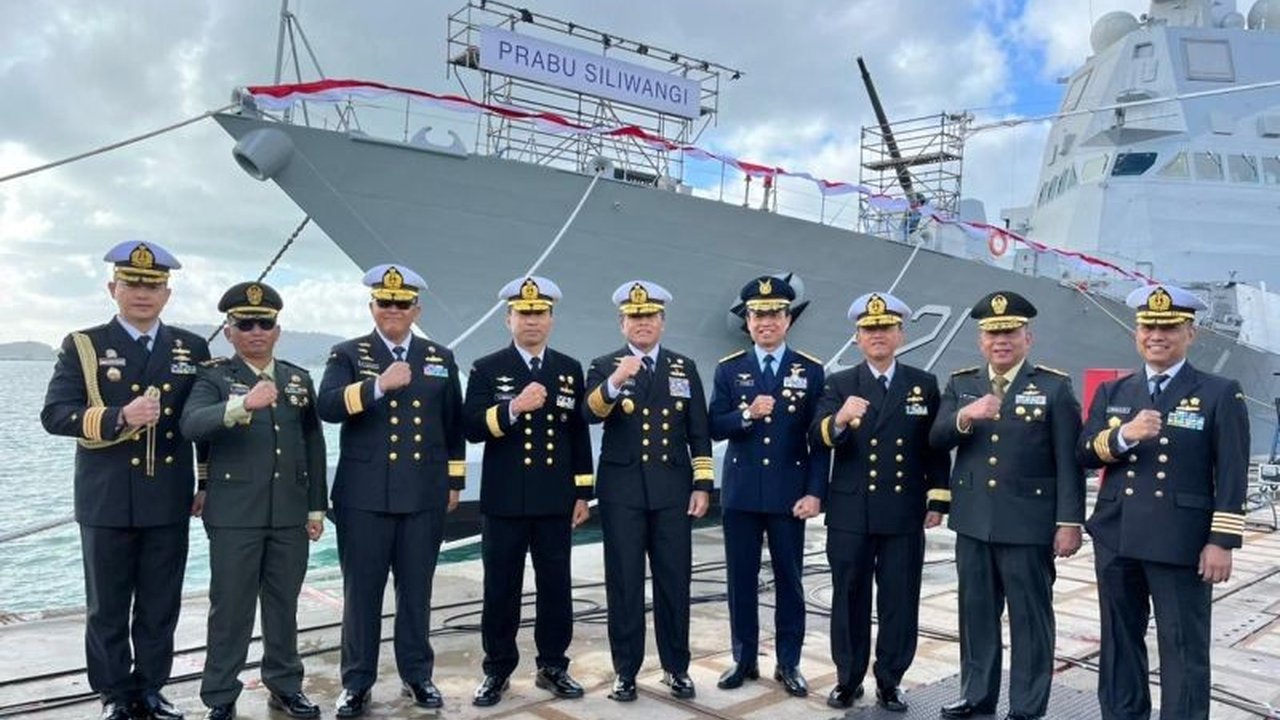 TNI Angkatan Laut menerima dua kapal perang canggih, KRI Brawijaya-320 dan KRI Prabu Siliwangi-321, buatan Italia untuk meningkatkan kemampuan pertahanan maritim Indonesia.