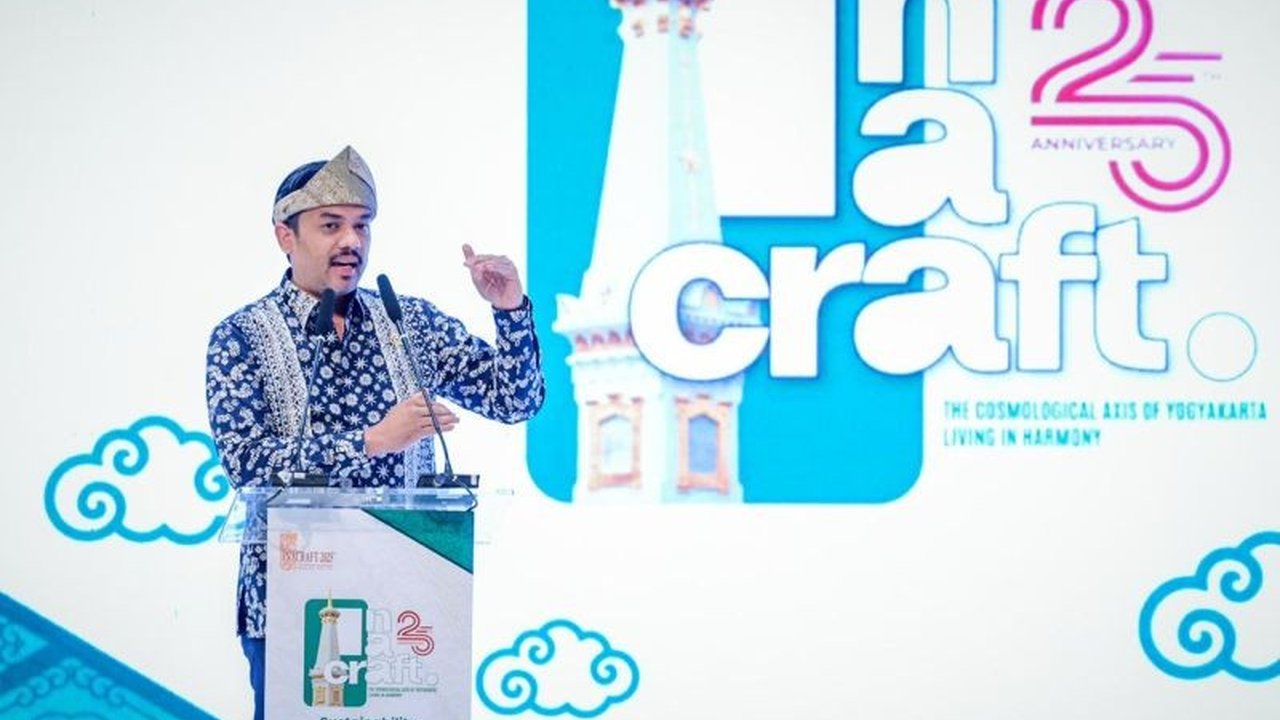 Menteri UMKM Maman Abdurrahman berkomitmen mendorong UMKM masuk rantai pasok industri melalui kolaborasi dan holding UMKM, ditandai dengan target transaksi Inacraft 2025 mencapai Rp100 miliar.