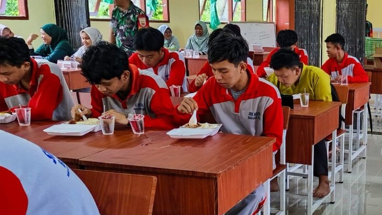 Pemkab Natuna mengusulkan dua lokasi Dapur Makan Bergizi Gratis (MBG) di Kecamatan Bunguran Timur untuk tahap awal program tersebut kepada Badan Gizi Nasional (BGN), menargetkan 4.080 siswa di 71 sekolah.