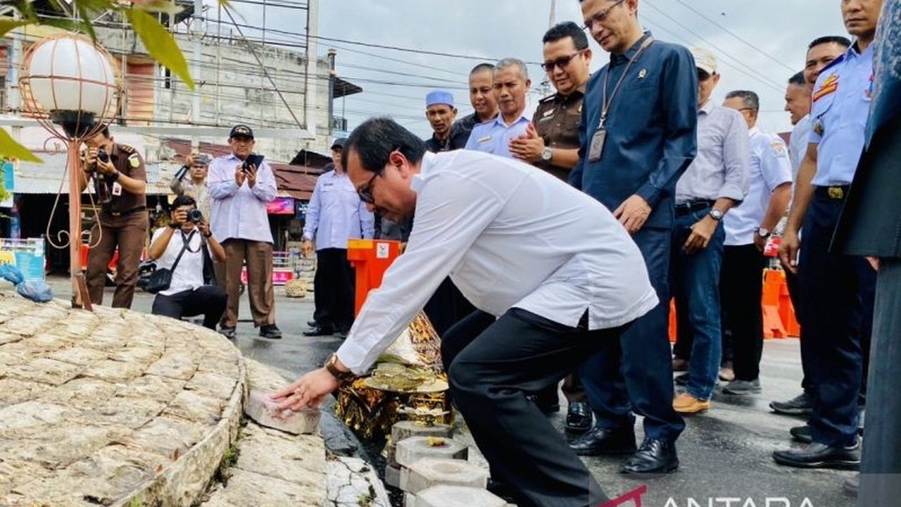 Pemkab Aceh Barat revitalisasi Tugu Pelor dan bangun pedestrian di Meulaboh senilai Rp1,7 miliar dari dana CSR perusahaan untuk meningkatkan keindahan kota dan kenyamanan warga serta pengunjung.