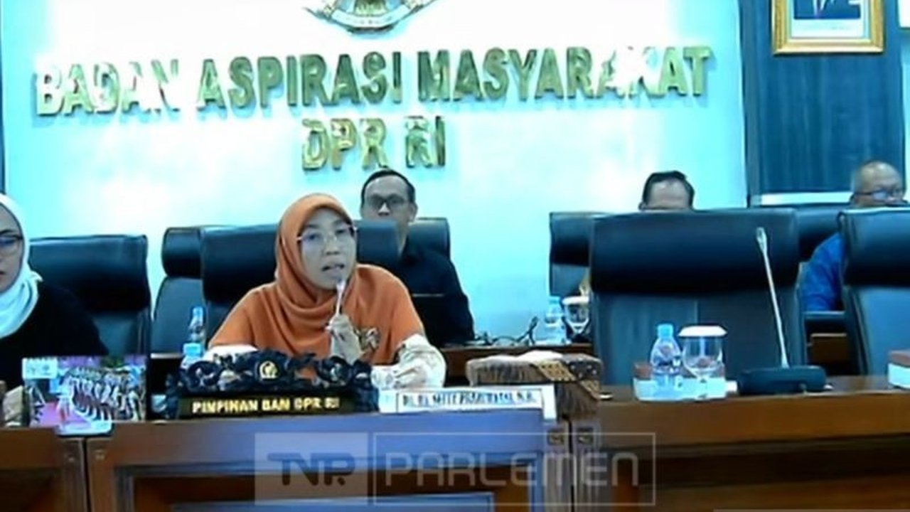 Badan Aspirasi Masyarakat (BAM) DPR RI akan mengkaji rekomendasi Indonesia Zakat Watch (IZW) untuk mereformasi tata kelola zakat, termasuk usulan Komisi Zakat Indonesia.