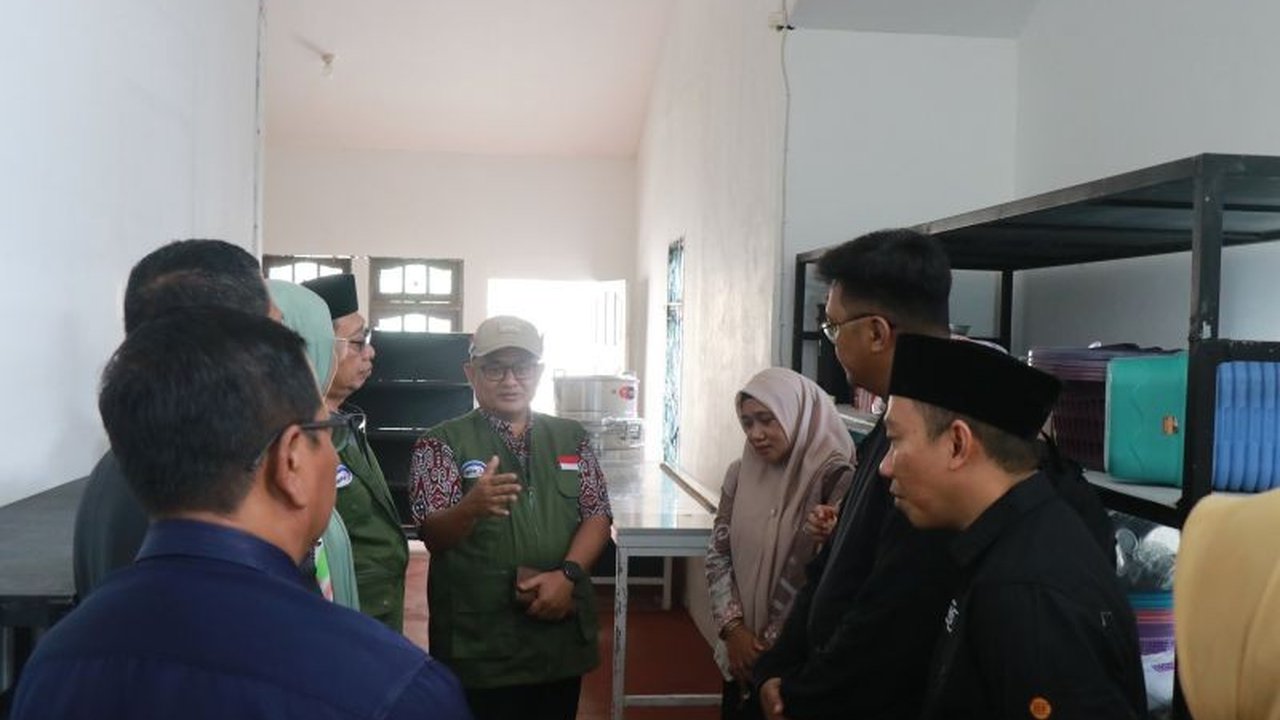 BPKP Kalbar memastikan kesiapan Program Makan Bergizi Gratis (MBG) tahap ketiga di Kabupaten Kubu Raya pada 17 Februari 2025, meliputi aspek teknis, kesehatan, administrasi, dan keuangan, dengan melibatkan berbagai pihak terkait.