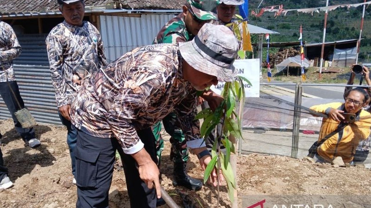 Pemkab Temanggung, Jawa Tengah, meluncurkan program ambisius penanaman sejuta pohon buah di tahun 2025 untuk mencegah bencana dan meningkatkan perekonomian masyarakat.