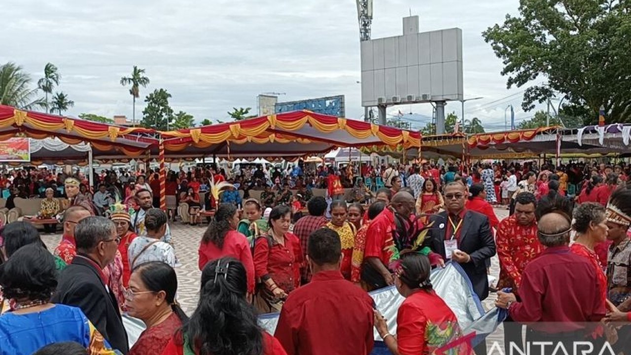 Perayaan HUT ke-170 Pekabaran Injil di Mimika, Papua, diramaikan dengan tradisi unik 'Gelar Tikar' untuk penggalangan dana pembangunan Kantor Sinode GKI Jayapura, diiringi berbagai kegiatan sosial lainnya.
