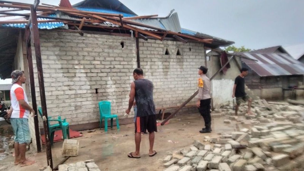 Polres Tanimbar Bantu Evakuasi Rumah Roboh Akibat Angin Kencang