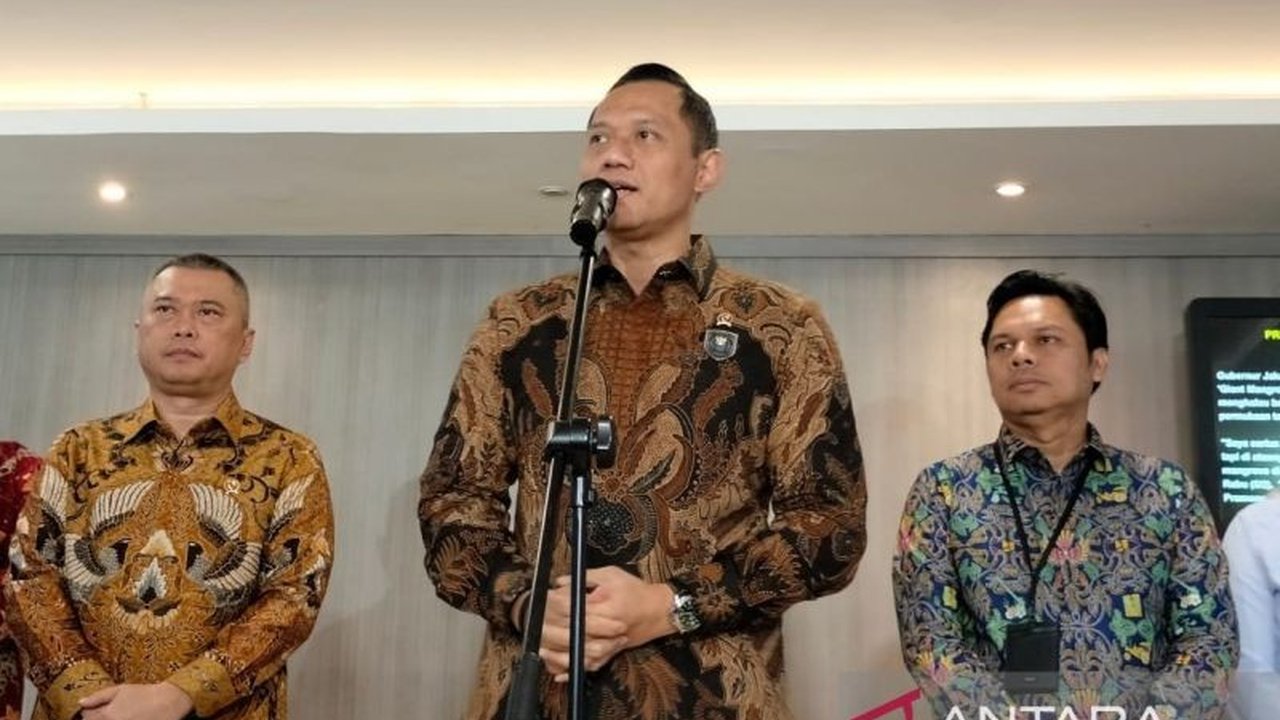 Menko Infrastruktur Agus Harimurti Yudhoyono mengkaji penerapan Work From Anywhere (WFA) menjelang Lebaran 2025 untuk mengurangi kemacetan arus mudik, dengan mempertimbangkan koordinasi antar kementerian terkait.