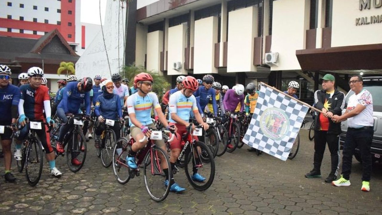 Sebanyak 69 pesepeda dari berbagai daerah di Indonesia berpartisipasi dalam Borneo Cross Border Cycling Tour 2025, menyusuri jalur Kalbar-Sarawak untuk memperkuat hubungan bilateral kedua negara melalui olahraga dan pariwisata.