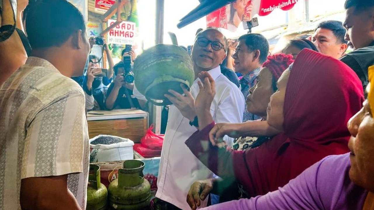 Menteri Zulhas melaporkan kemudahan akses LPG 3 Kg telah kembali normal, dan ibu-ibu di Pasar Klender menyampaikan terima kasih kepada Presiden Prabowo atas kebijakan tersebut.