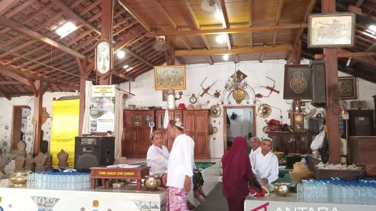 Pemerintah Kabupaten Cirebon optimistis dapat menarik 1,2 juta wisatawan pada tahun 2025, meningkat 15 persen dari tahun 2024, dengan strategi promosi wisata dan pengembangan agenda wisata unggulan.