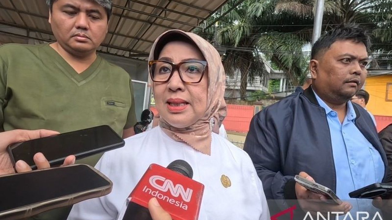 Kecelakaan maut di Gerbang Tol Ciawi pada Selasa malam mengakibatkan delapan korban tewas, dua di antaranya telah teridentifikasi, sementara enam lainnya masih dalam proses identifikasi di RSUD Ciawi.