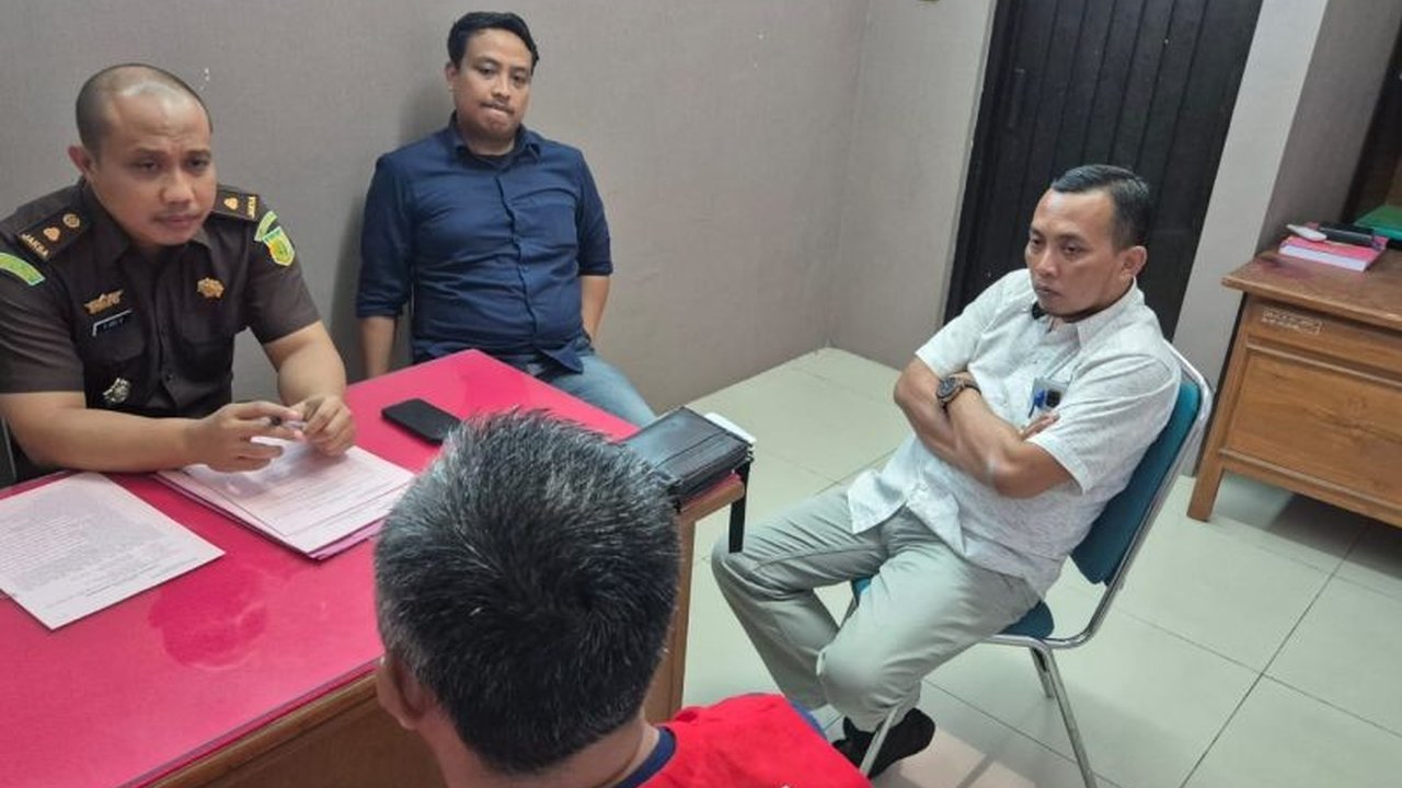 Kejari Ponorogo segera menggelar sidang terhadap Kades Crabak, DW, yang diduga korupsi dana desa tahun 2019 dan 2020 senilai Rp343 juta, dengan modus penganggaran fiktif dan manipulasi dokumen.