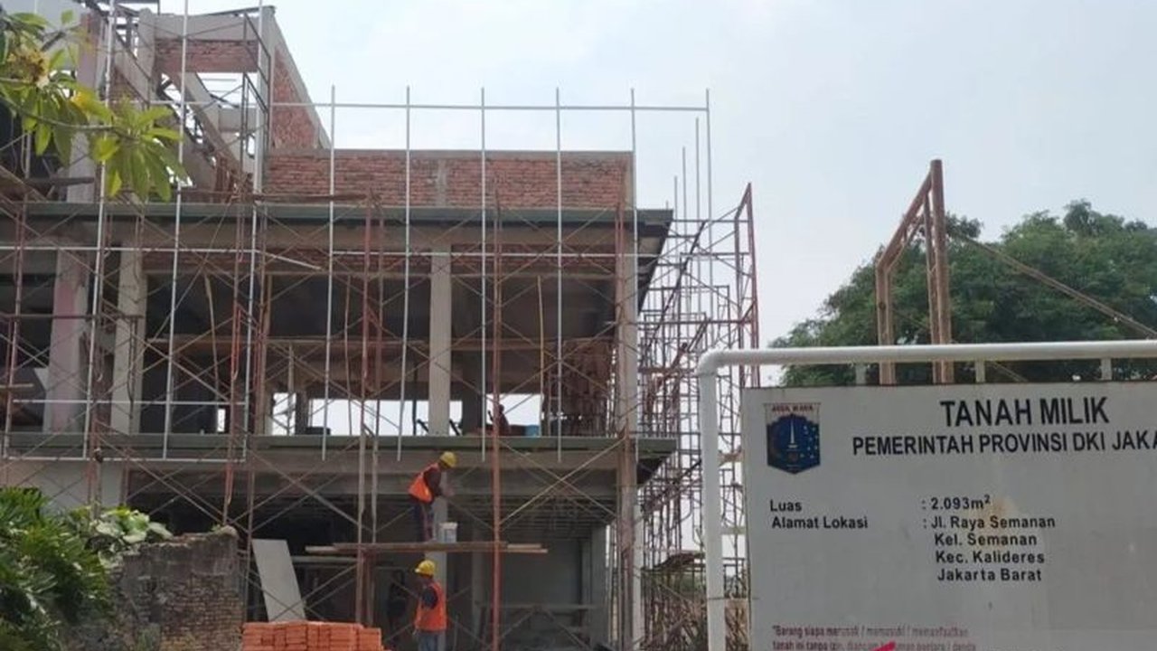 Pemkot Jakbar alokasikan Rp13 miliar untuk renovasi Kantor Kecamatan Kalideres pada 2025, proyek dimulai Mei dan memakan waktu sekitar enam bulan.