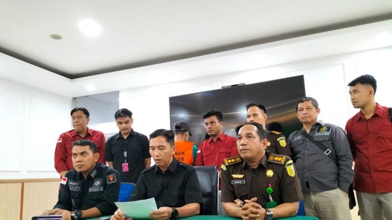 Tim gabungan Kejaksaan menangkap RA, buronan kasus korupsi pembangunan lapangan tenis indoor di Pasaman Barat tahun 2018, yang merugikan negara lebih dari Rp421 juta, di Batam dan langsung ditahan di Padang.