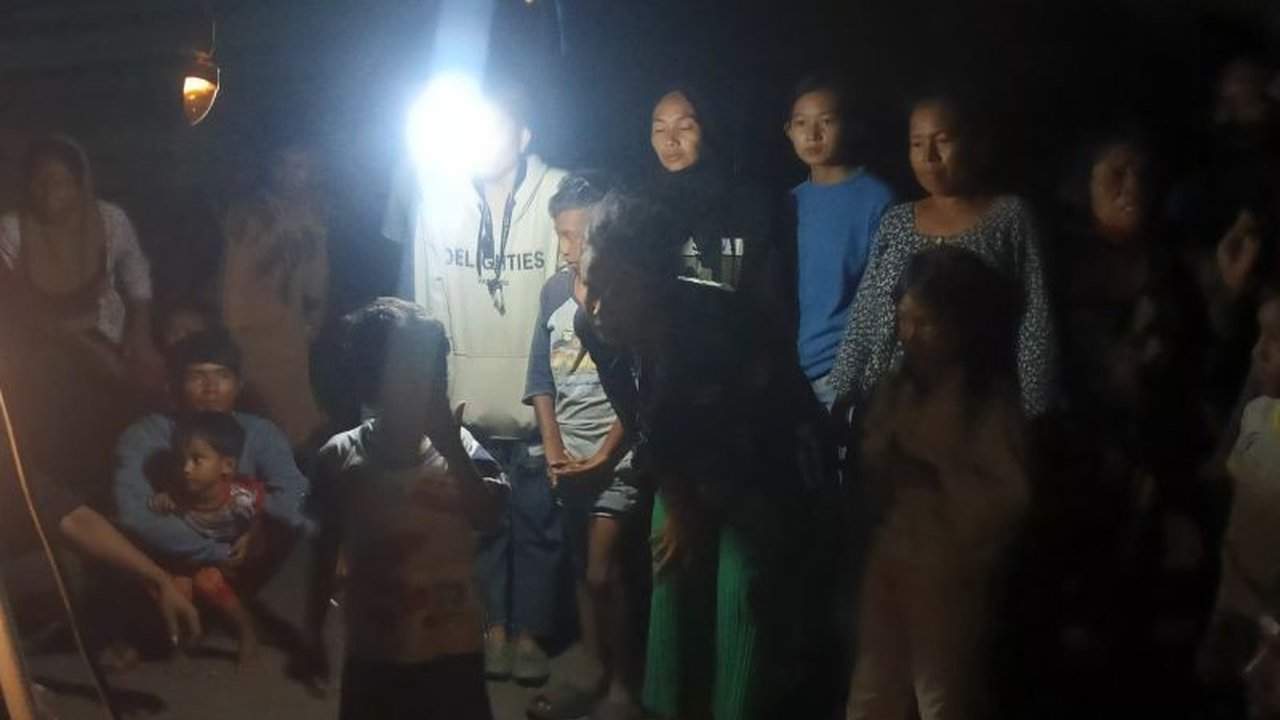 Setelah penertiban bangunan liar di Cagar Alam Sukawayana, Sukabumi, puluhan warga tetap bertahan dan mendirikan tenda karena merasa tertipu soal relokasi dan mempertanyakan legalitas tempat tinggal mereka.