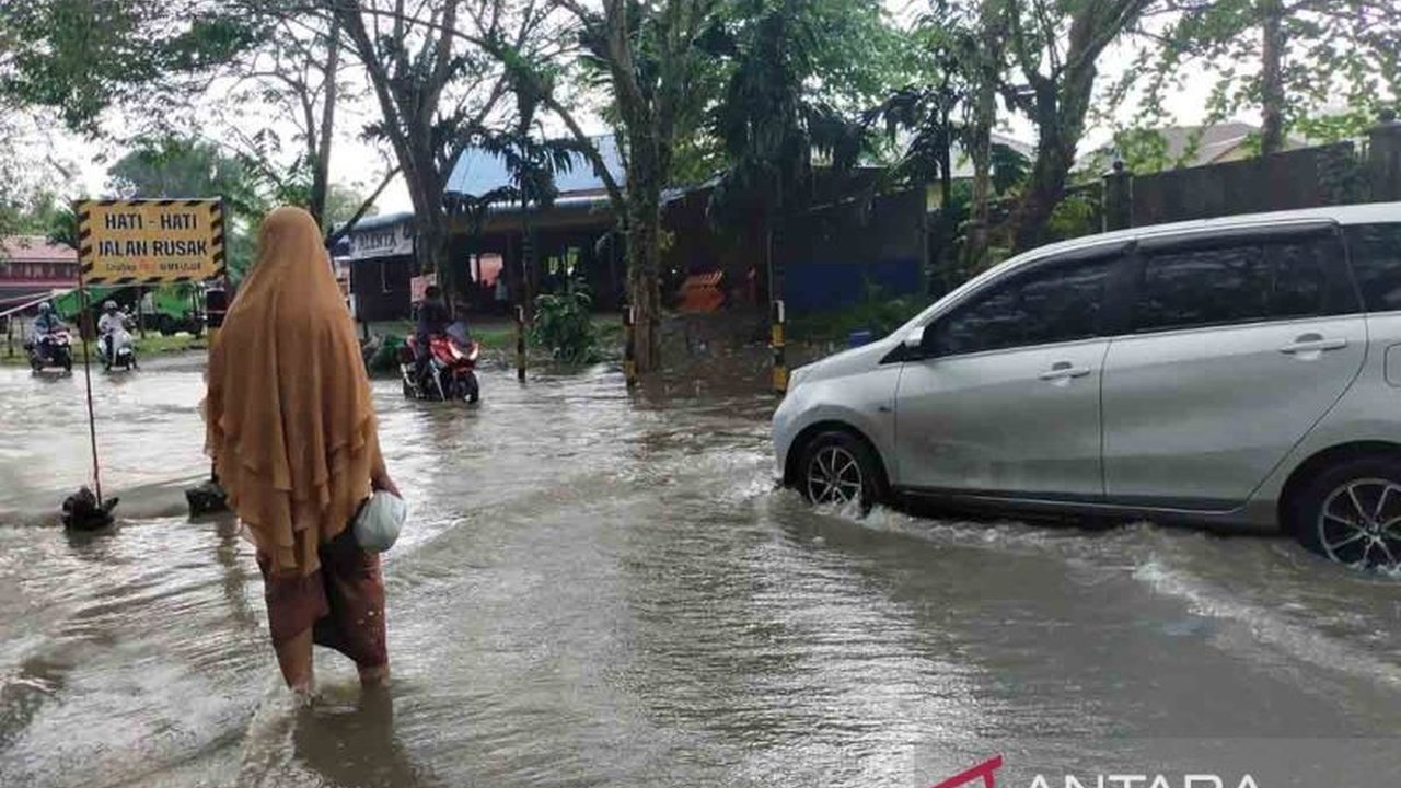 Pemerintah Kabupaten Simeulue membutuhkan Rp400 juta untuk memperbaiki drainase yang rusak dan menyebabkan banjir di pusat pemerintahan Sinabang, Aceh, akibat pemangkasan anggaran.