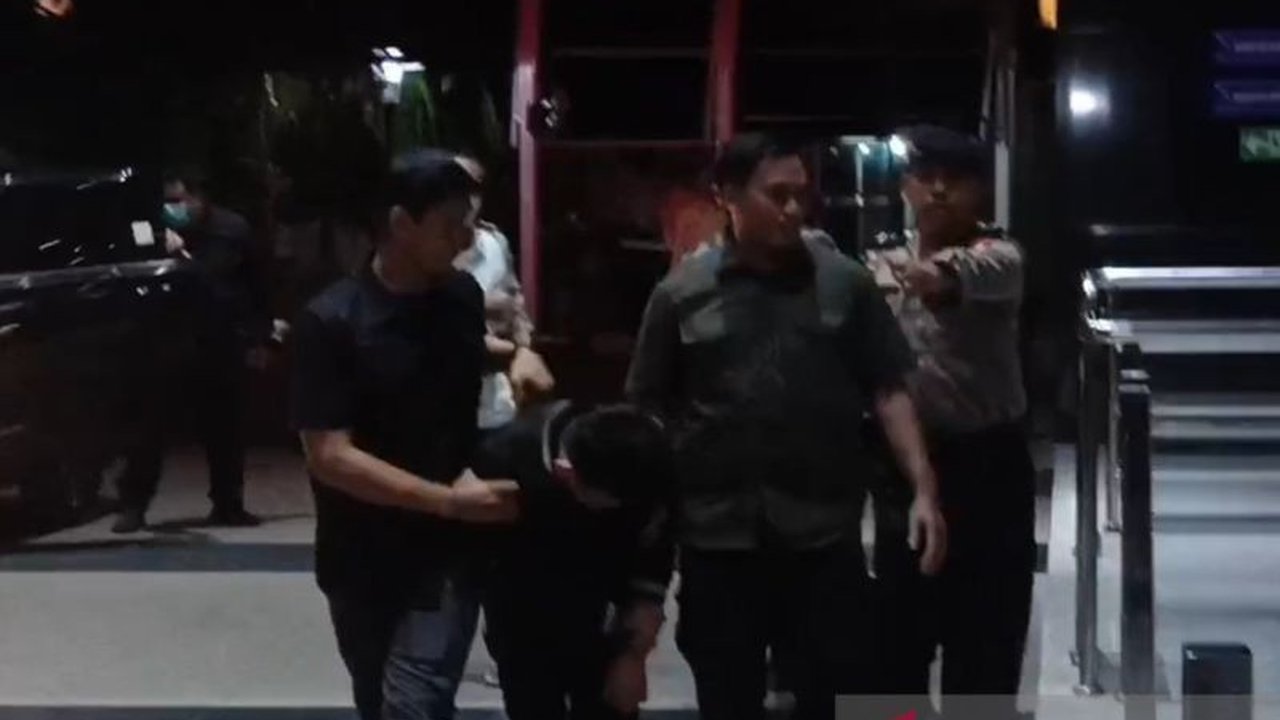 Komisi Pemberantasan Korupsi (KPK) menangkap beberapa orang yang mengaku sebagai pegawai KPK gadungan dan diduga melakukan pemerasan;  proses pemeriksaan masih berlangsung.