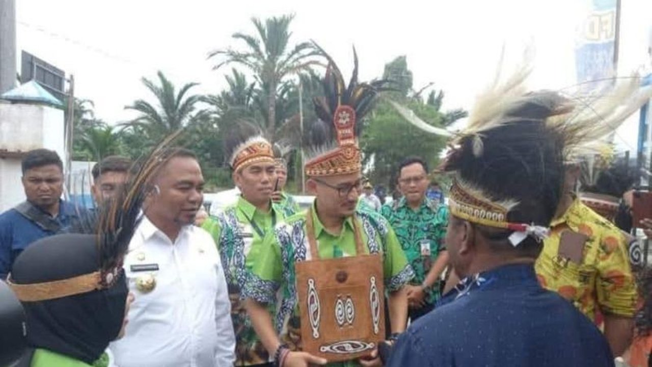 Lukisan kulit kayu khas Sentani Timur, Papua, bukan hanya memiliki nilai seni tinggi, tetapi juga menjadi sumber pendapatan utama bagi masyarakat setempat dan menarik minat wisatawan domestik maupun mancanegara.