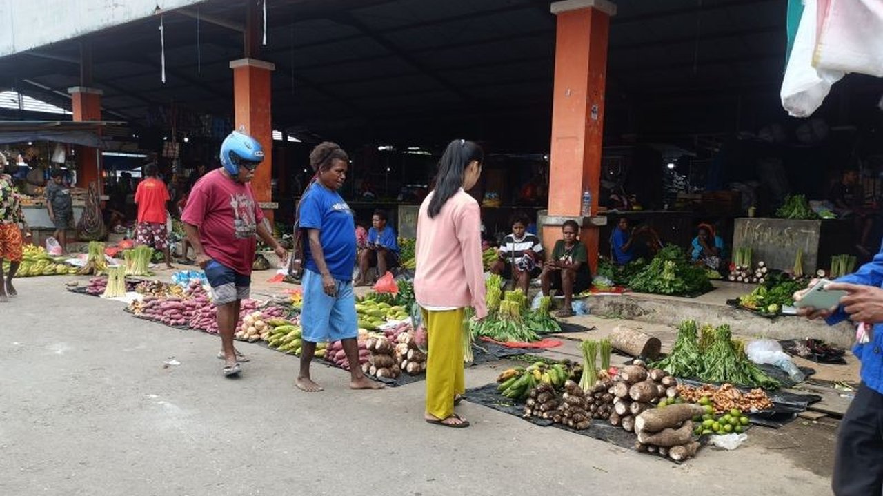 Badan Pusat Statistik (BPS) Mimika dan Tim Pengendalian Inflasi Daerah (TPID) berkolaborasi untuk menstabilkan harga bahan pokok di Kabupaten Mimika, Papua Tengah, terutama menjelang hari raya keagamaan.