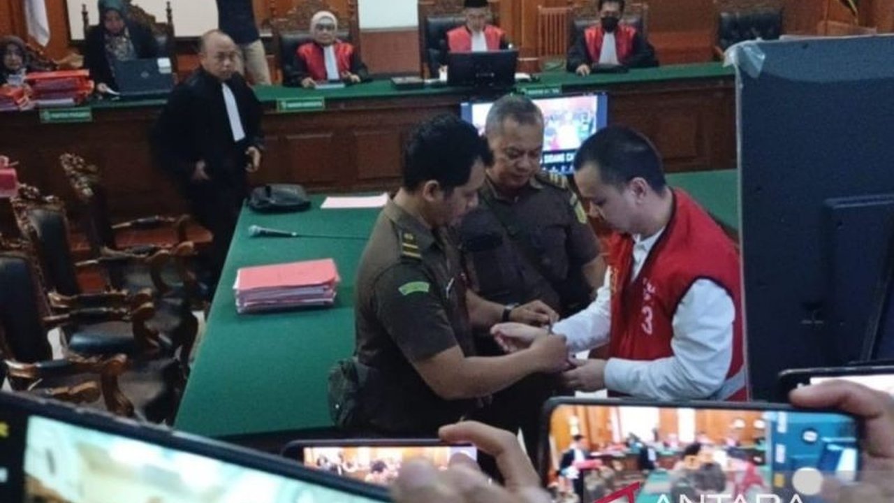 Ivan Sugianto, terdakwa kasus perundungan dan intimidasi terhadap siswa SMA Kristen Gloria 2 di Surabaya, menjalani sidang perdana pada Rabu, 5 Februari 2025, dengan dakwaan memaksa korban bersujud dan menggonggong.