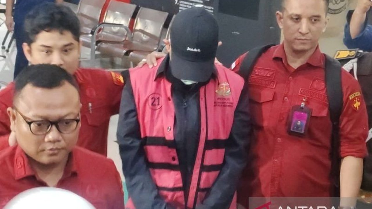 Kejaksaan Agung menahan Direktur Utama PT Kebun Tebu Mas, ASB, terkait kasus korupsi impor gula tahun 2015-2016 yang merugikan negara Rp578 miliar, bersama 10 tersangka lainnya termasuk mantan Menteri Perdagangan Tom Lembong.