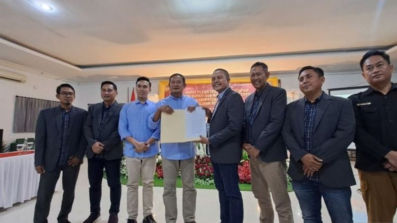 KPU Lamongan menetapkan pasangan calon Yuhronur Dirham-Akbar Aksara (Yes-Dirham) sebagai pemenang Pilkada 2024 setelah Mahkamah Konstitusi menolak gugatan perselisihan hasil pemilihan.