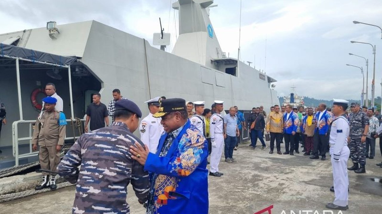 TNI AL mengerahkan KRI Dorang untuk mendukung pengamanan perayaan HUT ke-170 Pekabaran Injil di Manokwari, Papua Barat, termasuk mengantar tamu penting ke Pulau Mansinam.