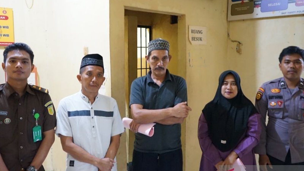 Kejari Mukomuko menerima pelimpahan tiga tersangka kasus korupsi dana desa di BUMDes Harapan Jaya Desa Sinar Laut tahun 2016-2018 dengan kerugian negara mencapai Rp160 juta, yang kini segera disidangkan di Pengadilan Tipikor Bengkulu.