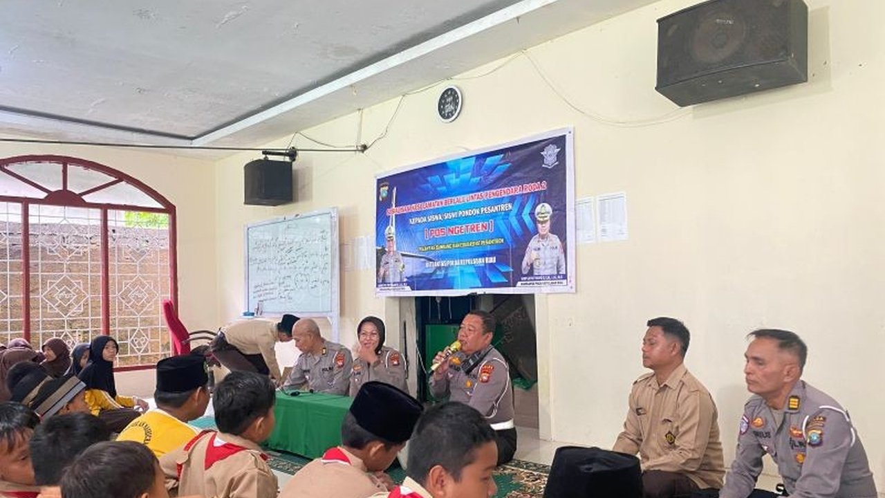 Direktorat Lalu Lintas Polda Kepri memberikan edukasi tertib berlalu lintas kepada 100 santri Pondok Pesantren Wali Songo Batam, guna menekan angka kecelakaan.