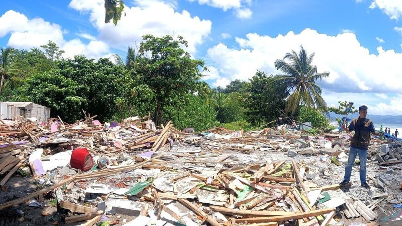 Kementerian Kehutanan bersama BBKSDA Jabar menertibkan ratusan bangunan liar di Pasar Monyet, Palabuhanratu, karena berada di kawasan Cagar Alam dan Taman Wisata Alam Sukawayana.
