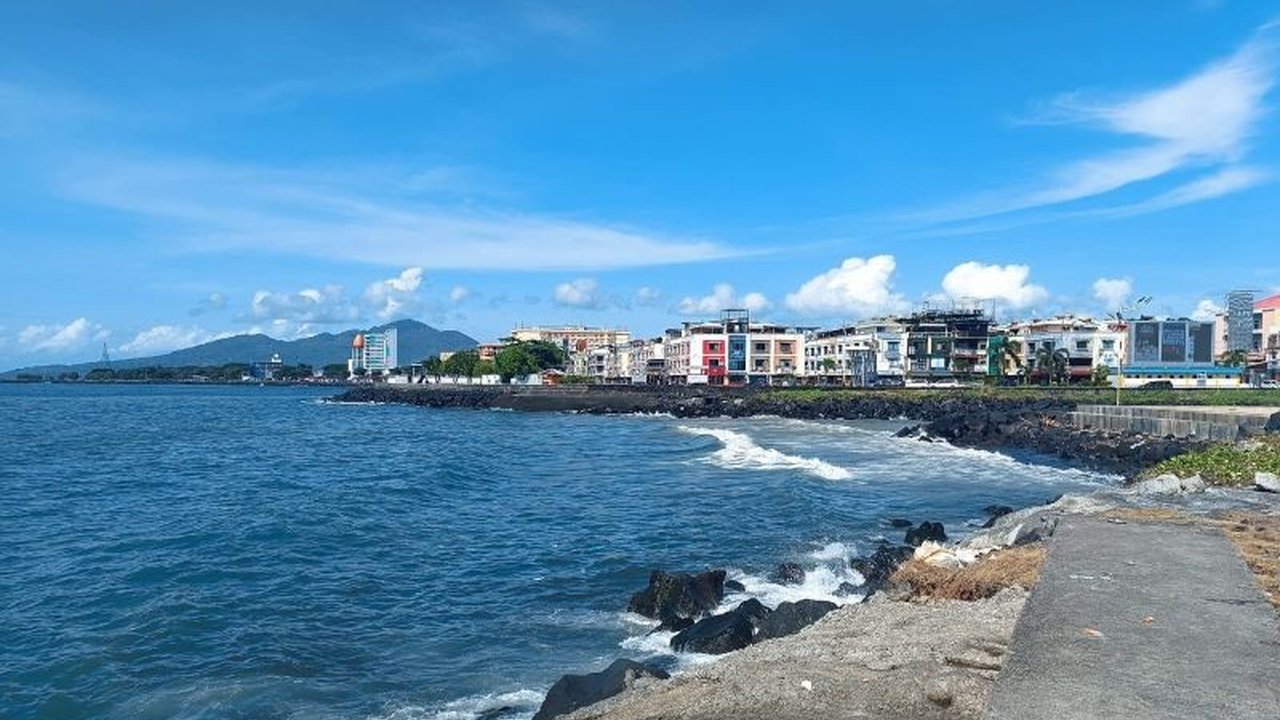 BMKG memperingatkan potensi gelombang tinggi hingga 2,5 meter di perairan Sulawesi Utara hingga 9 Februari 2025, mengancam keselamatan pelayaran nelayan dan berbagai jenis kapal.