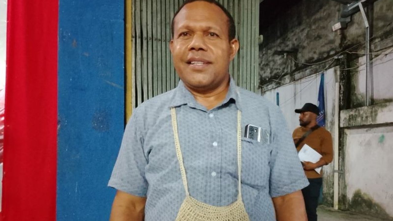 Komunitas Noken Papua mengajak masyarakat untuk aktif melestarikan noken, tas khas Papua bernilai budaya tinggi, melalui kampanye dan program Noken Masuk Sekolah (NoMaSe) untuk menjaga warisan budaya ini tetap lestari.