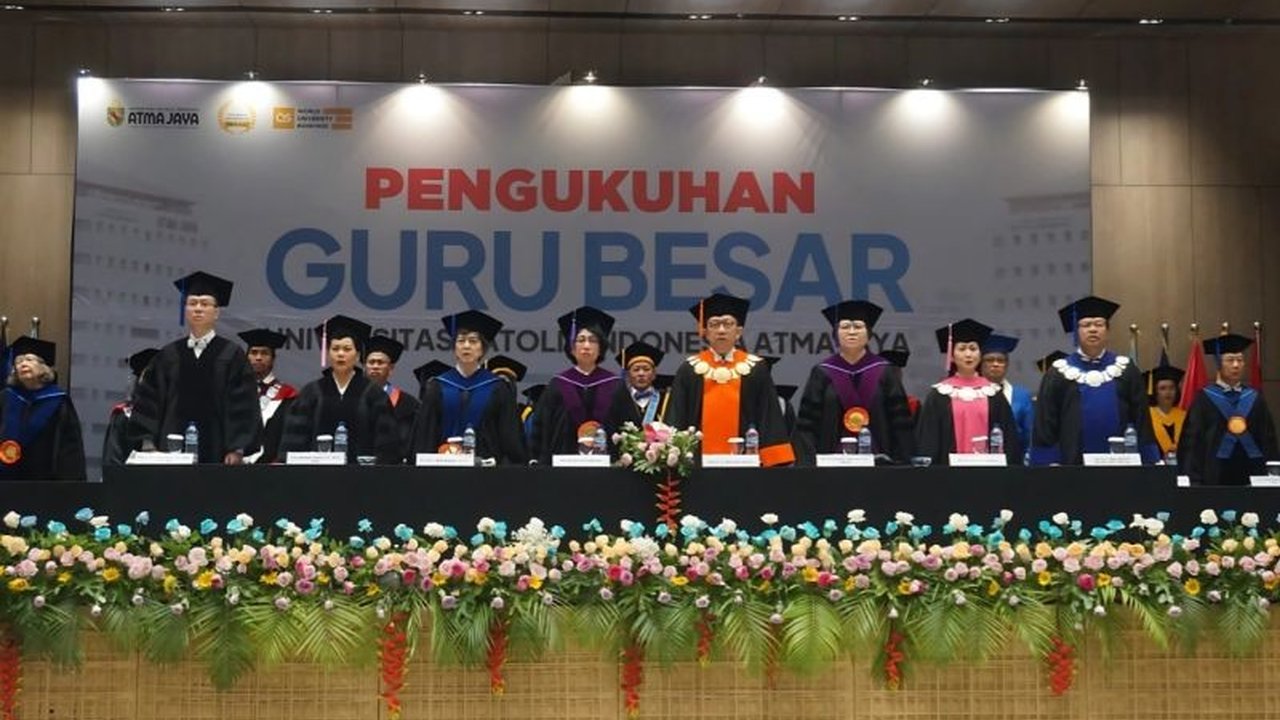 Unika Atma Jaya mengukuhkan Prof. Ronald Sukwadi dan Prof. Rosdiana Sijabat sebagai guru besar, membahas transformasi industri manufaktur cerdas dan dinamika pertumbuhan ekonomi di era digital.