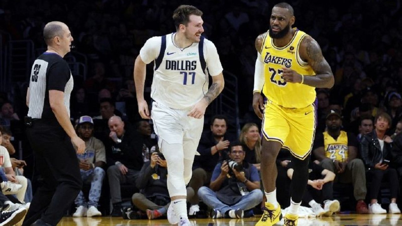 LeBron James mengaku awalnya mengira kabar pertukaran Anthony Davis dengan Luka Doncic adalah hoaks, tetapi ia kini siap bekerja sama dengan pemain baru tersebut di Los Angeles Lakers.