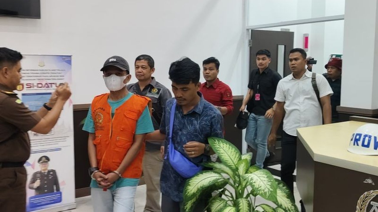 Kejaksaan berhasil menangkap Riko Antoni, buronan kasus korupsi pembangunan lapangan tenis indoor di Pasaman Barat tahun 2018, di Batam setelah menjadi DPO dan diperkirakan merugikan negara Rp421 juta.