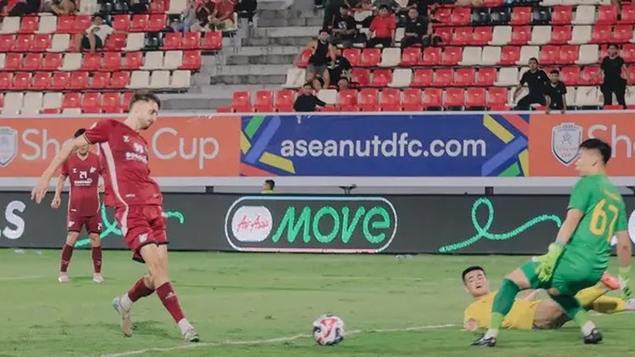 Nermin Haljeta mencetak gol untuk PSM Makassar saat menjamu Thanh Hoa dalam lanjutan fase grup ASEAN Club Championship 2024/2025 di Stadion Kapten I Wayan Dipta, Gianyar, Rabu (5/2/2025). (Do