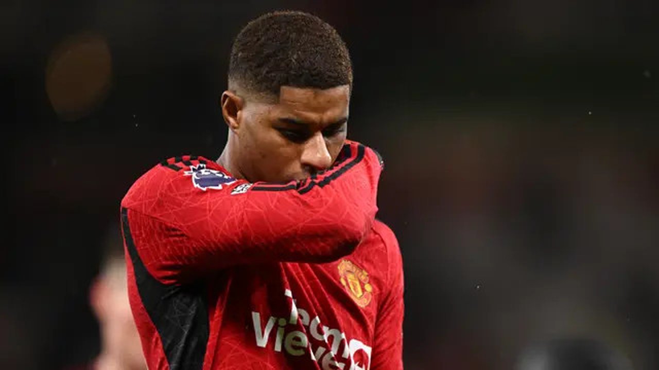 Ekspresi lesu dari Marcus Rashford setelah Manchester United kalah 0-3 dari Bournemouth dalam lanjutan Premier League 2023/2024, Sabtu (9/12/2023) malam WIB. (AFP/Oli Scarff)
