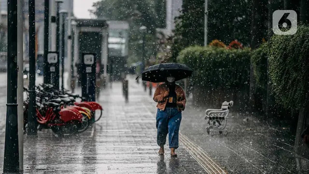 Pejalan kaki menggunakan payung saat hujan deras mengguyur kawasan Jalan Thamrin, Jakarta, Selasa (31/5/2022). Potensi cuaca ekstrem di sejumlah wilayah di Indonesia pada hari ini dipengaruhi