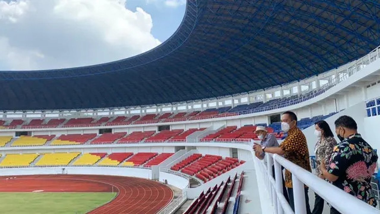 CEO PSIS Semarang, Yoyok Sukawi didampingi Balai Pemusatan Pendidikan dan Latihan Olahraga Pelajar (BPPLOP) Jawa Tengah, mengunjungi Stadion Jatidiri, Rabu (14/4/2021). (Dok PSIS Semarang)