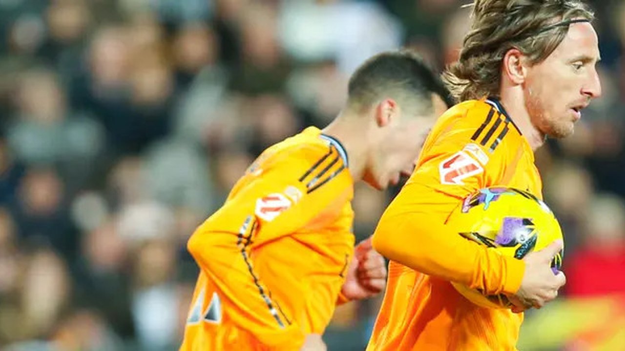 Setelah Vinicius Junior diganjar kartu merah dan bermain dengan 10 orang, Real Madrid justru mampu menyamakan skor lewat aksi Luka Modric sebelum memastikan kemenangan lewat gol Bellingham. (