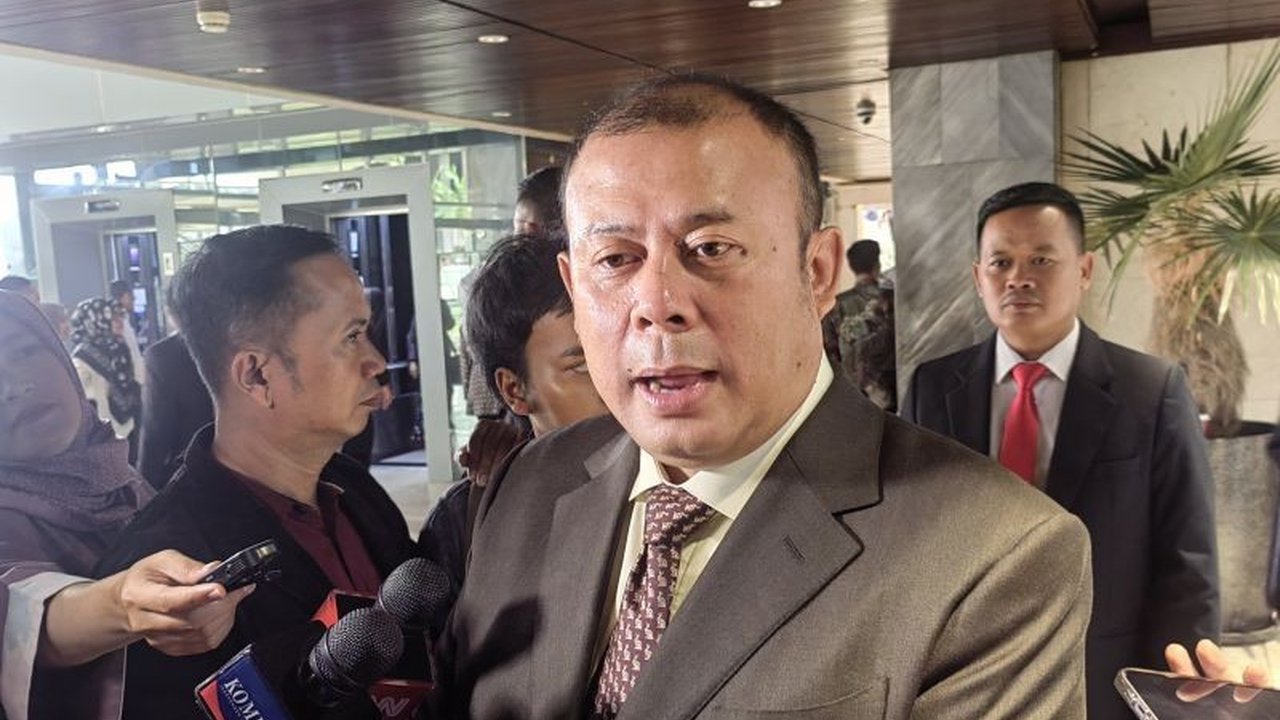 Wakil Ketua DPR RI mengusulkan rapat Komisi X dengan Mendikbudristek dilakukan terbuka untuk membahas transparansi terkait pemberhentian ASN dan memberikan kesempatan klarifikasi kepada Menteri.