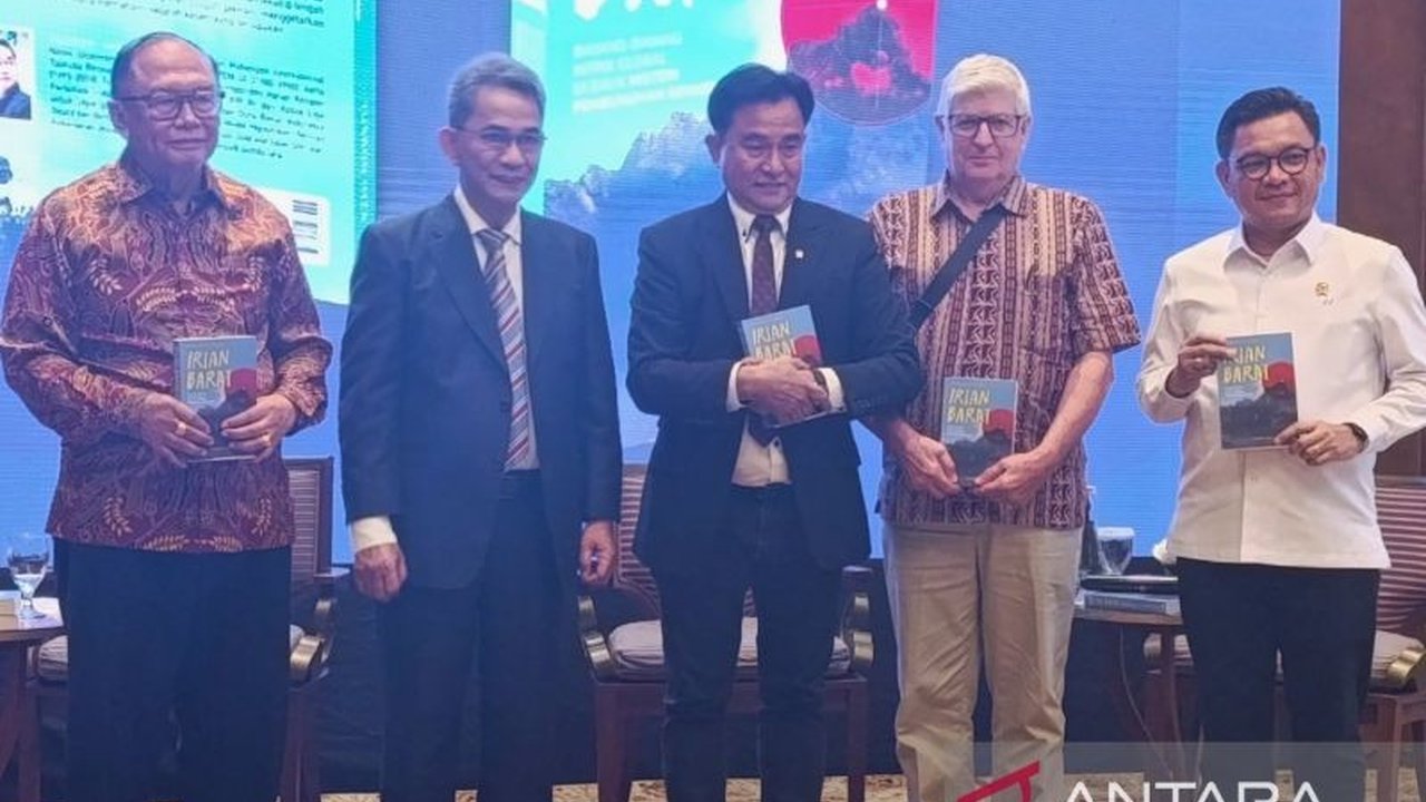 Menteri Koordinator Bidang Hukum dan HAM, Yusril Ihza Mahendra, mengungkapkan bahwa 300 terpidana mati, sebagian besar WNA, belum dieksekusi karena pertimbangan diplomasi dan arahan Presiden.