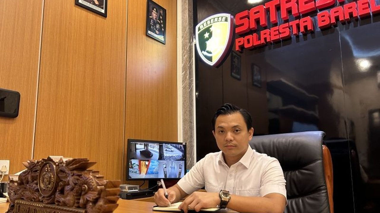 Polresta Barelang memburu pelaku penyelundupan 11.543 benih lobster di Pelabuhan Ferry Internasional Sekupang, Batam;  penyidik dalami keterangan saksi dan telusuri pemilik koper berisi benih lobster tersebut.